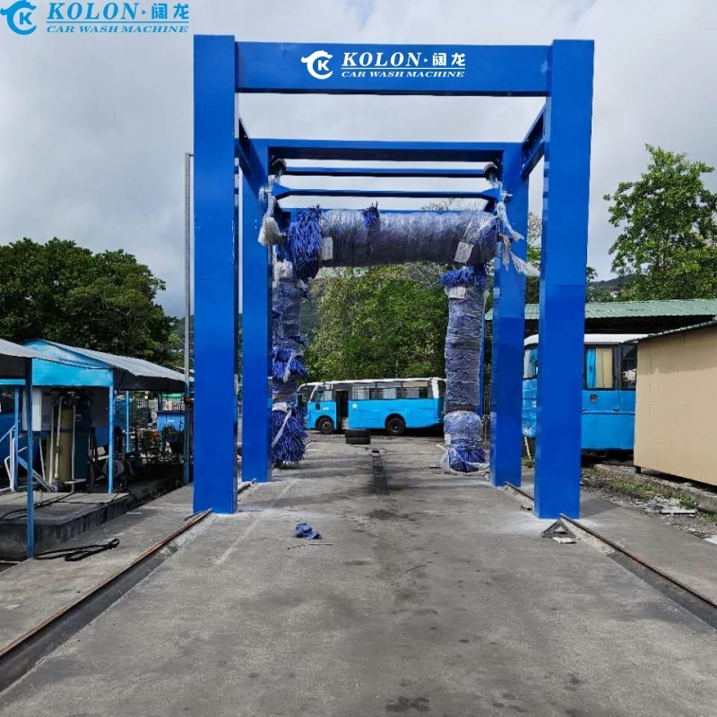 KOLON Drive Through Emergency Stop Button Equipped 3brushes Bus Wash Machine With PLC Control 267L Water Consumption
