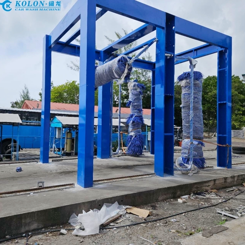 KOLON Drive Through Emergency Stop Button Equipped 3brushes Bus Wash Machine With PLC Control 267L Water Consumption